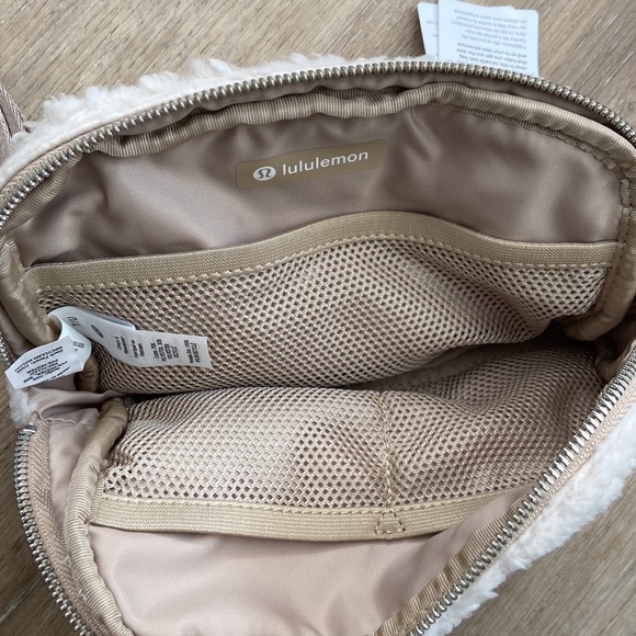Lululemon Everywhere Belt Bag Fleece in Natural/Beige NWT - Picture 3 of 4